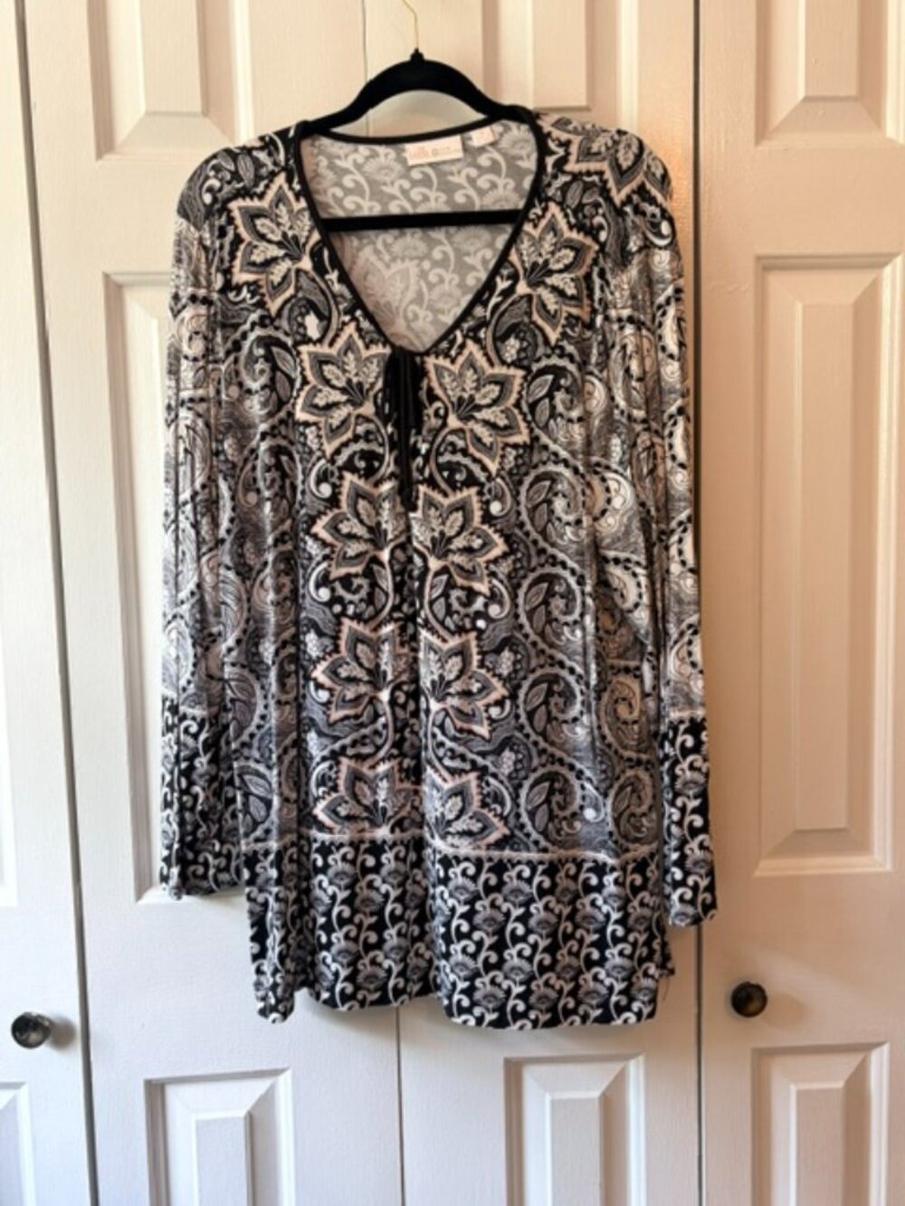 Belle Kim Gravel 1X Paisley Tunic Top Black Beige Long Sleeve V Neck Plus Size